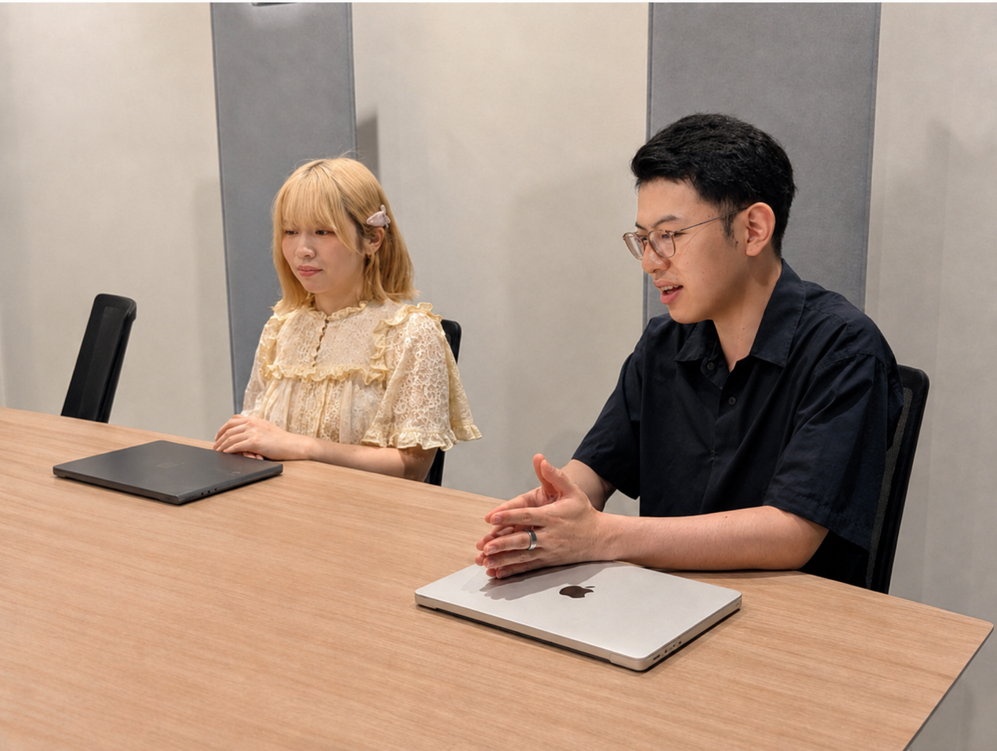 取材に応じるソーシャルデータバンク株式会社の櫻田様と篠崎様
