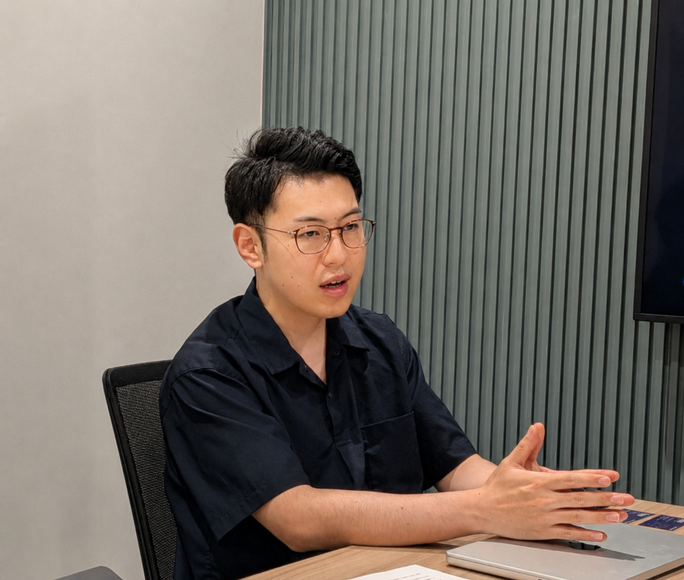 取材で話すソーシャルデータバンク株式会社の櫻田様