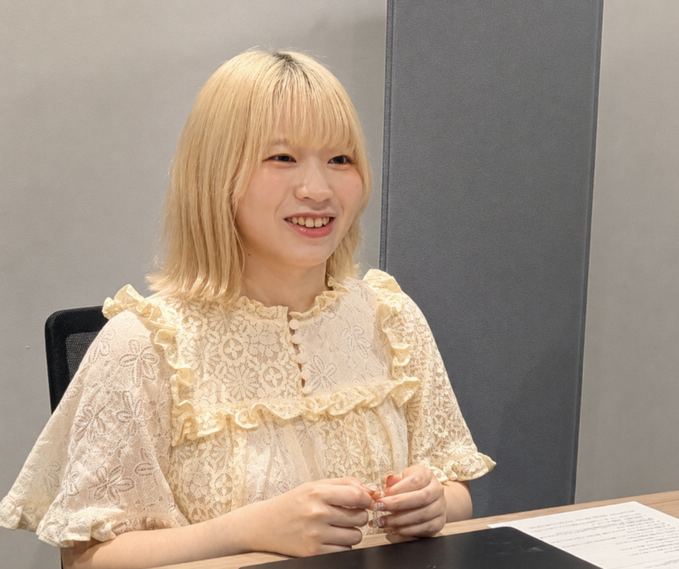 取材で話すソーシャルデータバンク株式会社の篠崎様